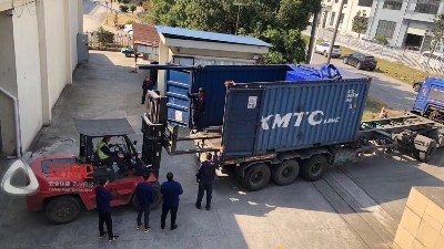 馬來西亞客戶訂購的自動縮徑機、液壓機裝車發(fā)貨現(xiàn)場！