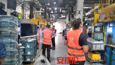 大連、巴西、臺灣客戶參觀安捷倫橡膠減震自動噴膠機