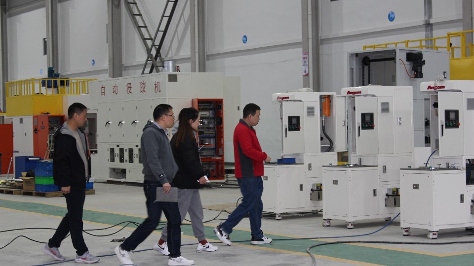 上?？蛻舻皆L安捷倫江蘇南通工廠參觀自動噴膠機