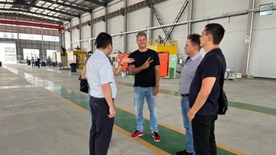 俄羅斯客戶到訪考察橡膠減震噴涂設備、縮徑機、磷化線